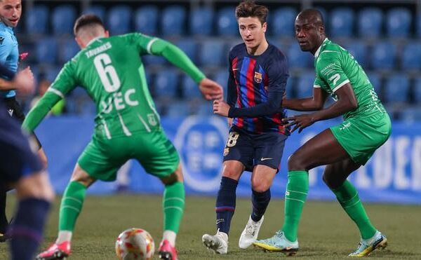 El Barça Atlètic corta la racha en un partido de locura y final polémico