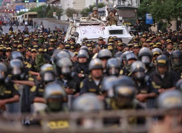 Cientos de manifestantes se concentran en Perú ante canal de televisión atacado en 2022