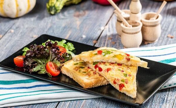 Descubre como preparar en pocos minutos un “toast omelette”, el desayuno de moda