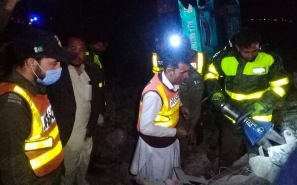 Un choque entre un bus y un tráiler en Pakistán se salda con al menos 17 muertos