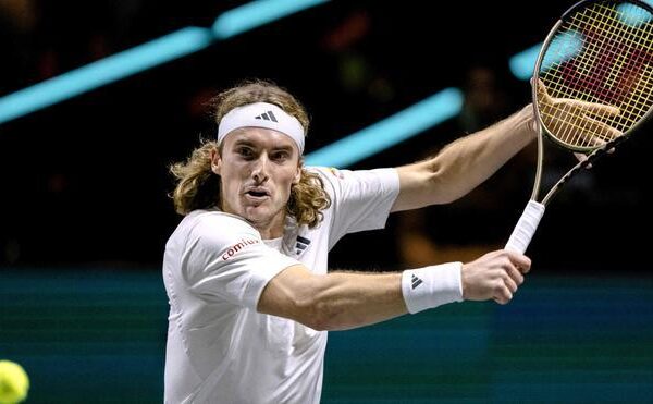 Tsitsipas resiste a Ruusuvuori y accede a octavos en Róterdam