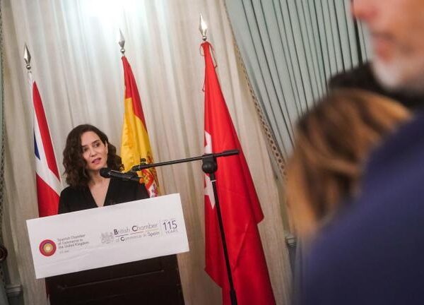 Ayuso se resguarda en sus viajes internacionales en el aniversario del derribo de Casado