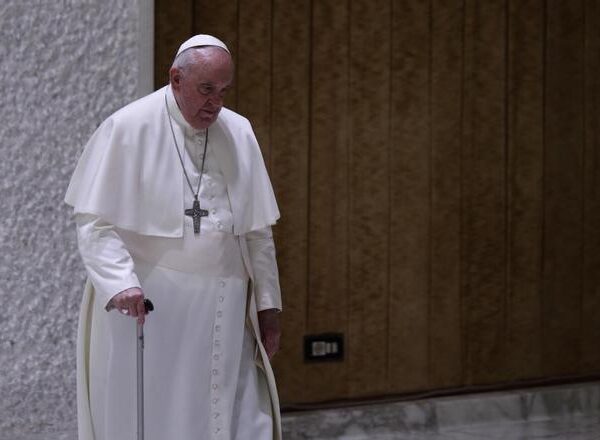 Un fuerte resfriado impide al Papa leer sus discursos