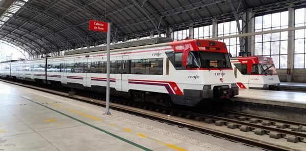 Renfe negocia con Transición Ecológica poder recurrir al autoconsumo eléctrico para mover sus trenes