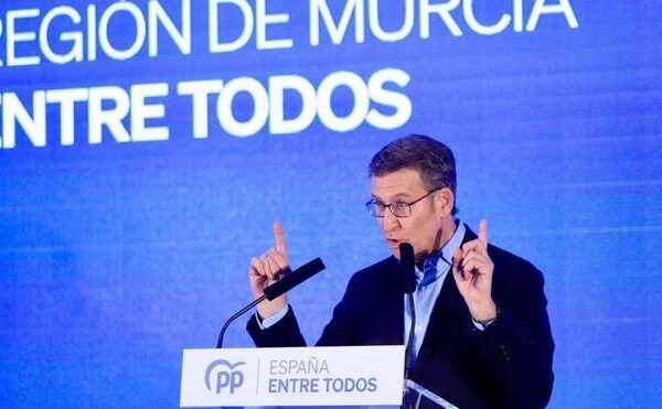 Feijóo se compromete en Murcia a tratar el agua “como un problema de Estado”