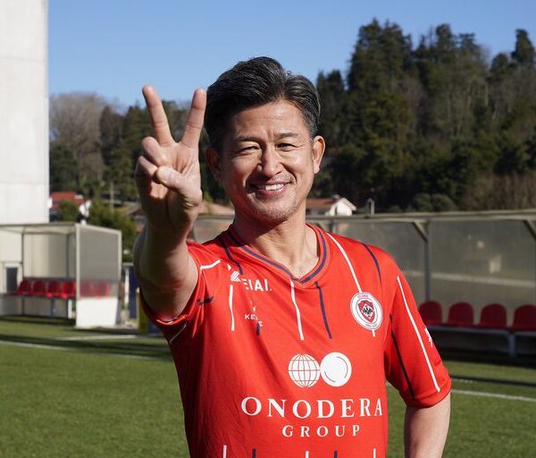 “King Kazu” va a seguir jugando al fútbol: fue presentado como si fuera un cómic, en la segunda división de Portugal a los… 56 años