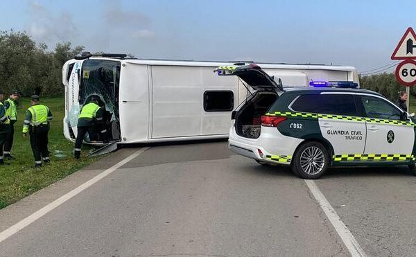 Cuatro heridos leves en el vuelco de un autobús escolar en Córdoba