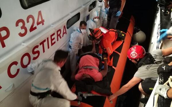 Al menos 40 muertos al naufragar un barco de migrantes cerca de las costas de Calabria