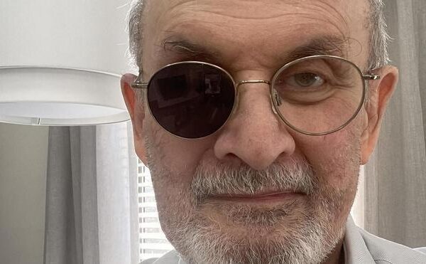 El escritor Salman Rushdie admite sentirse incapaz de escribir tras el ataque
