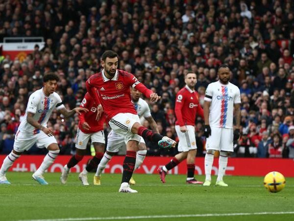 El United aprovecha el pinchazo del Arsenal y vence pese a la expulsión de Casemiro