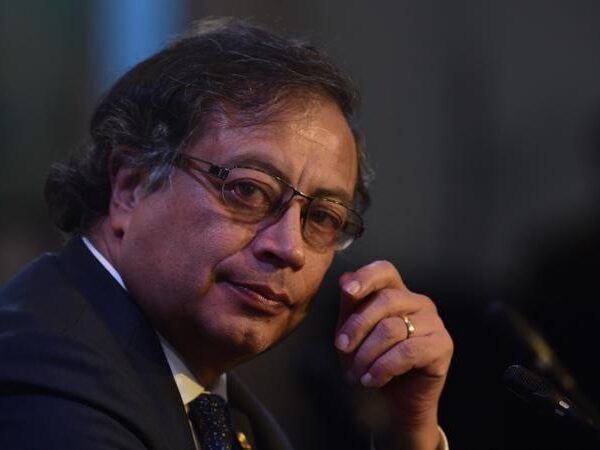 Petro sustituye a tres ministros en Colombia