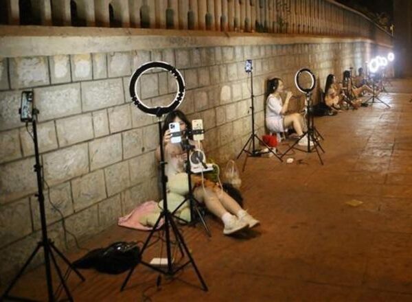 El puente de los streamers: este lugar se ha convertido en peregrinaje de streamers chinas