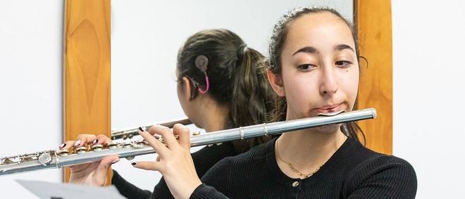 Dejar atrás la sordera tras un implante coclear: “De repente, escuché el canto de los pájaros”