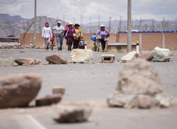 Los bloqueos en Perú causan tres muertes más