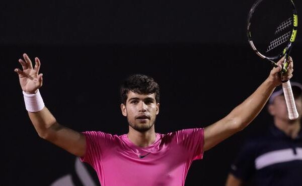 Alcaraz ya pisa a Djokovic