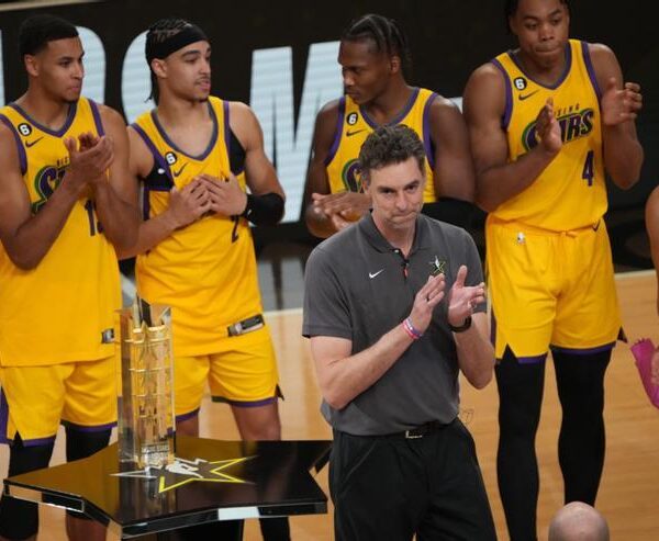Pau Gasol recibe durante el All-Star el premio Kobe & Gigi Bryant de la WNBA