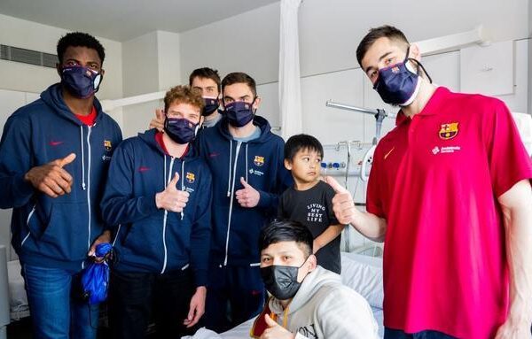 El Barça visita a los niños y niñas ingresados en el Hospital de Sant Pau