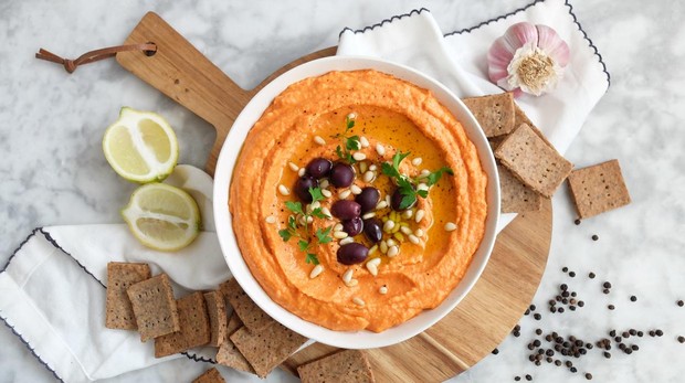 Cómo preparar hummus de pimientos asados con crackers de sarraceno