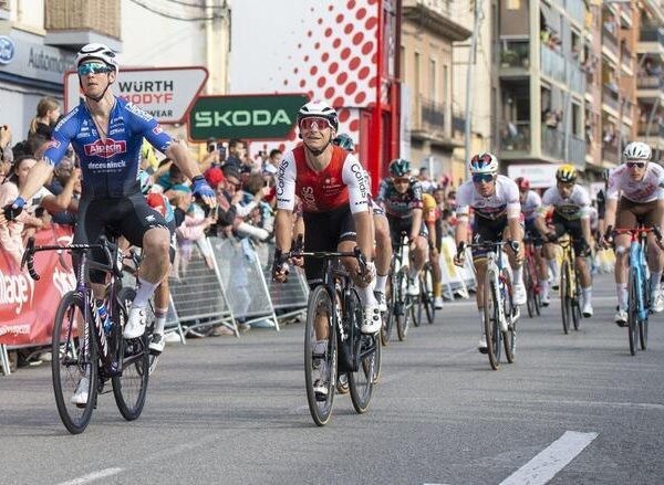 Evenepoel pone la fantasía y Roglic la cabeza en la Volta
