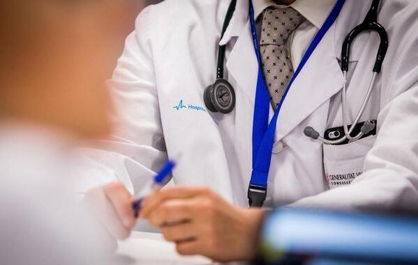 La sanidad privada admite que las pólizas de salud ‘low cost’ están saturando las consultas