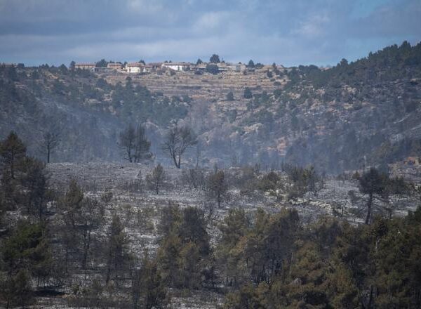 La caída de las temperaturas frena el fuego y evita nuevas evacuaciones