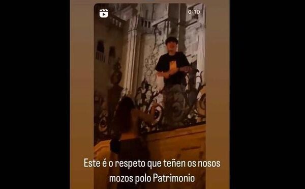 Dos jóvenes trepan de madrugada la fachada de la Catedral de Santiago