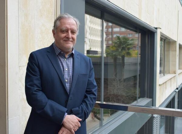 Ramón Bataller, hepatólogo: “En España no se hace lo suficiente para no vender alcohol a menores, no vale un cartelito”