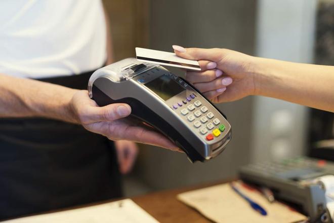La advertencia del Banco de España si pagas con tarjeta en los supermercados