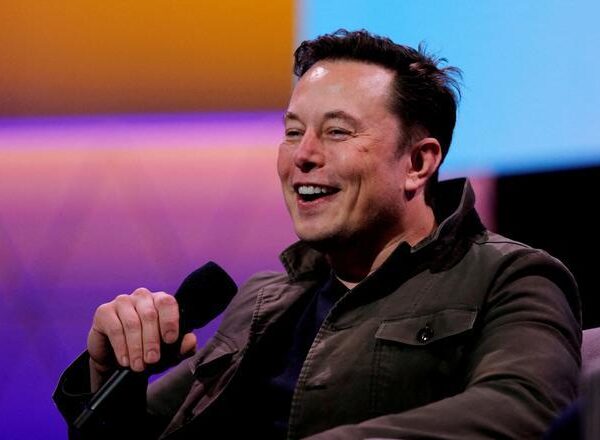 Elon Musk revela que Twitter ya vale menos de la mitad que en el momento de su compra