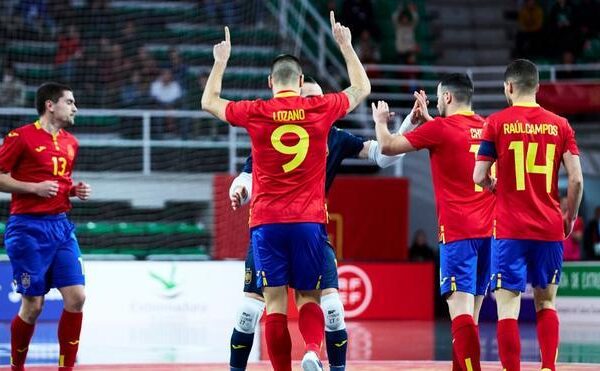Lozano encabeza el festín de la selección, que encarrila el pase