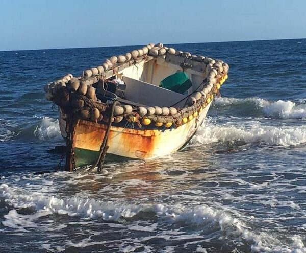 Rescatan a cinco inmigrantes en una embarcación de juguete en el Estrecho