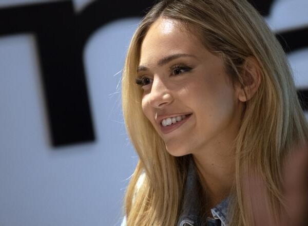 Ana Mena aclara los rumores sobre su relación y cuenta su experiencia en Italia