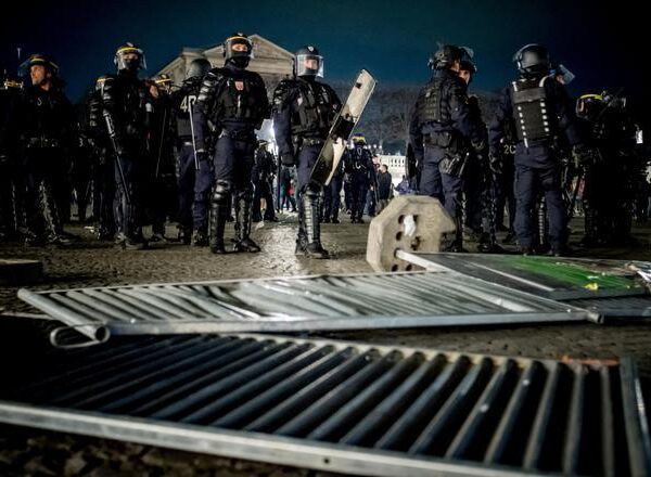 Al menos 71 detenidos en la manifestación contra la reforma de las pensiones en París