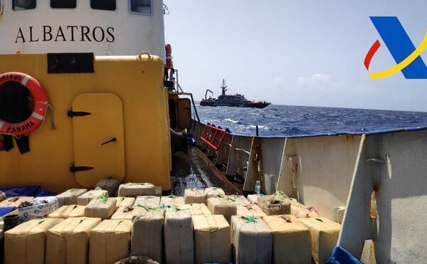 Muere un agente aduanero al tratar de abordar un velero cargado con droga al oeste de Canarias