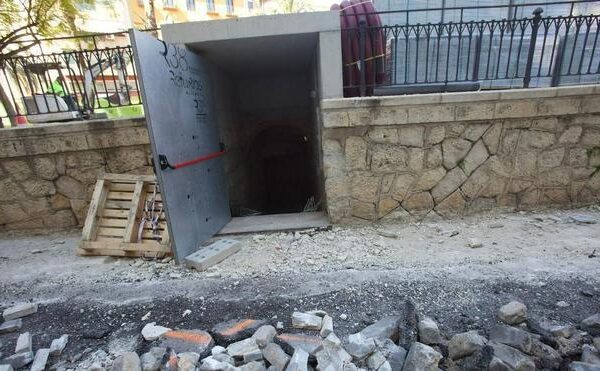 Un refugio antiaéreo de Alicante, convertido en almacén de obra