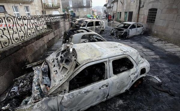 Detenida una vecina como autora de los incendios que arrasaron 21 coches en Pontevedra