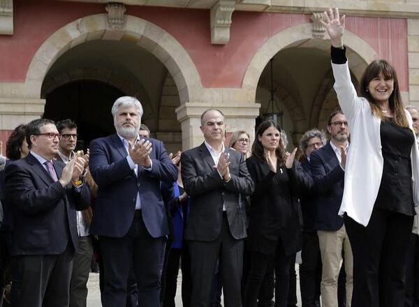La mayoría del Parlament catalán reclama a Laura Borràs que dimita ya por su condena “por corrupción”