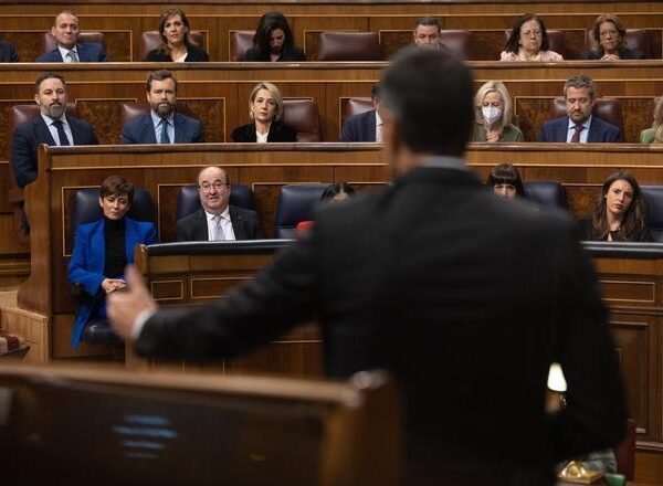 Sánchez y Díaz usarán la moción para advertir de los pactos del 28M: “La derecha solo suma con la ultraderecha”