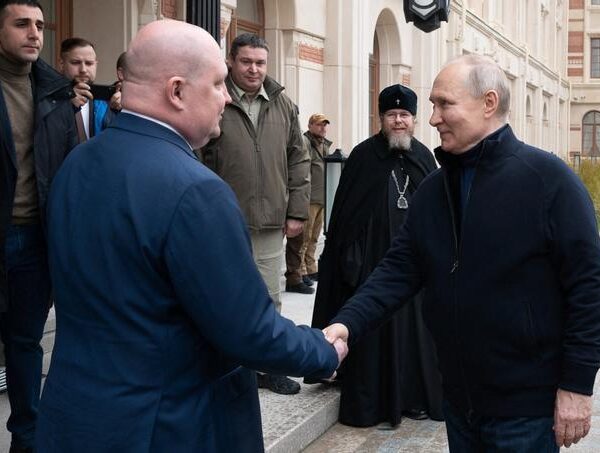 Putin visita Mariúpol en su primer viaje al Donbás