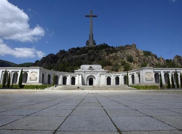 Ayuso saca adelante la ley que le permite proteger la cruz del Valle de los Caídos