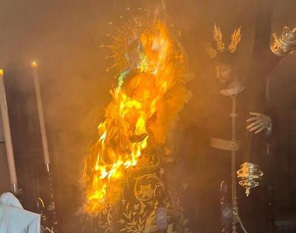 Desalojan una iglesia de Cádiz al arder el manto de la imagen de una virgen