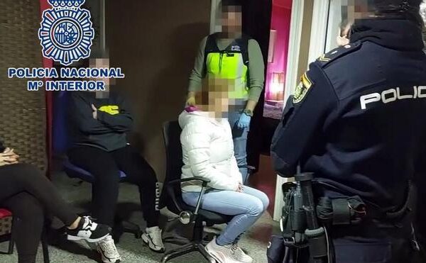 Detenida una pareja en Alicante por crear una falsa red de modelos para explotar sexualmente a 120 mujeres