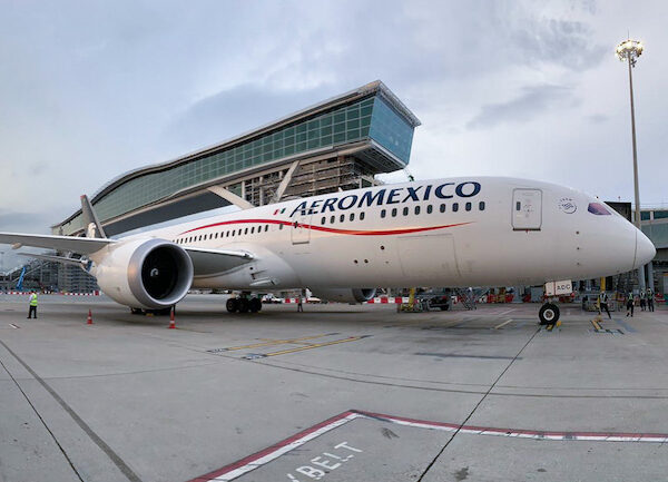 Aeroméxico encierra cinco horas a pasajeros sin dar explicaciones