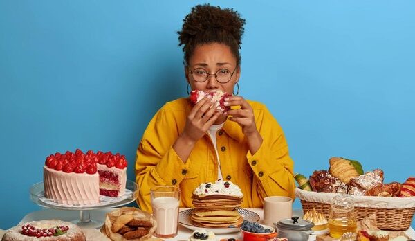 Hambre emocional: cómo saber si sufres de atracones y cómo evitarlos