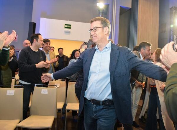 Feijóo dice que es la “alternativa serena” a la vez que acusa a Sánchez de intentar “destruir” al PP