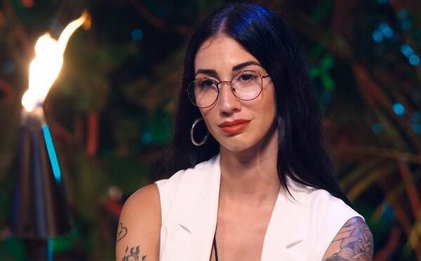 Sandra Barneda muestra su lado más personal en el amor al aconsejar a Naomi sobre su relación en ‘La isla’