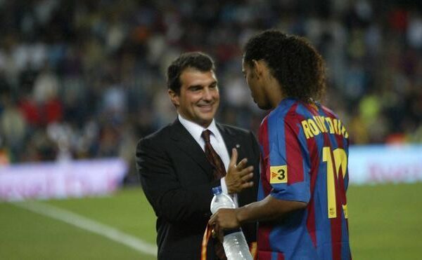 Ronaldinho, en las oficinas del Camp Nou con su hijo