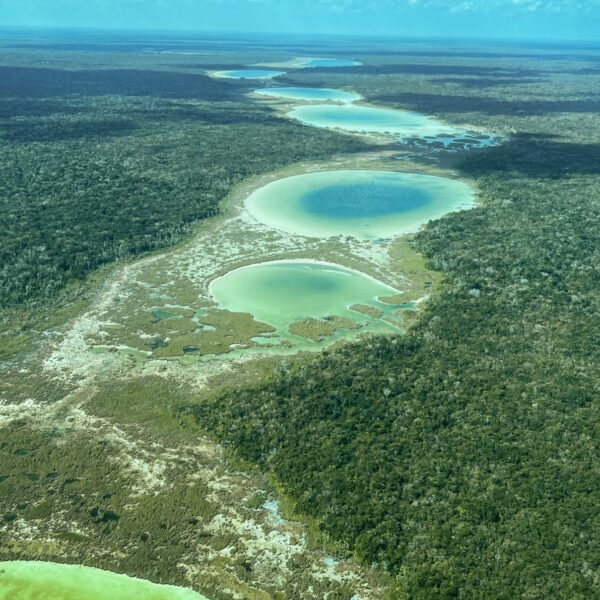 AMLO exhibe «bellas lagunitas» junto al aeropuerto de Tulum