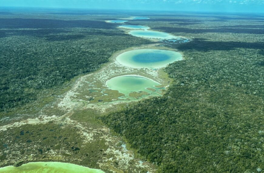 AMLO exhibe «bellas lagunitas» junto al aeropuerto de Tulum