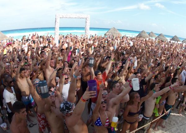 USA advierte a Spring breakers por crímenes y violaciones en Quintana Roo